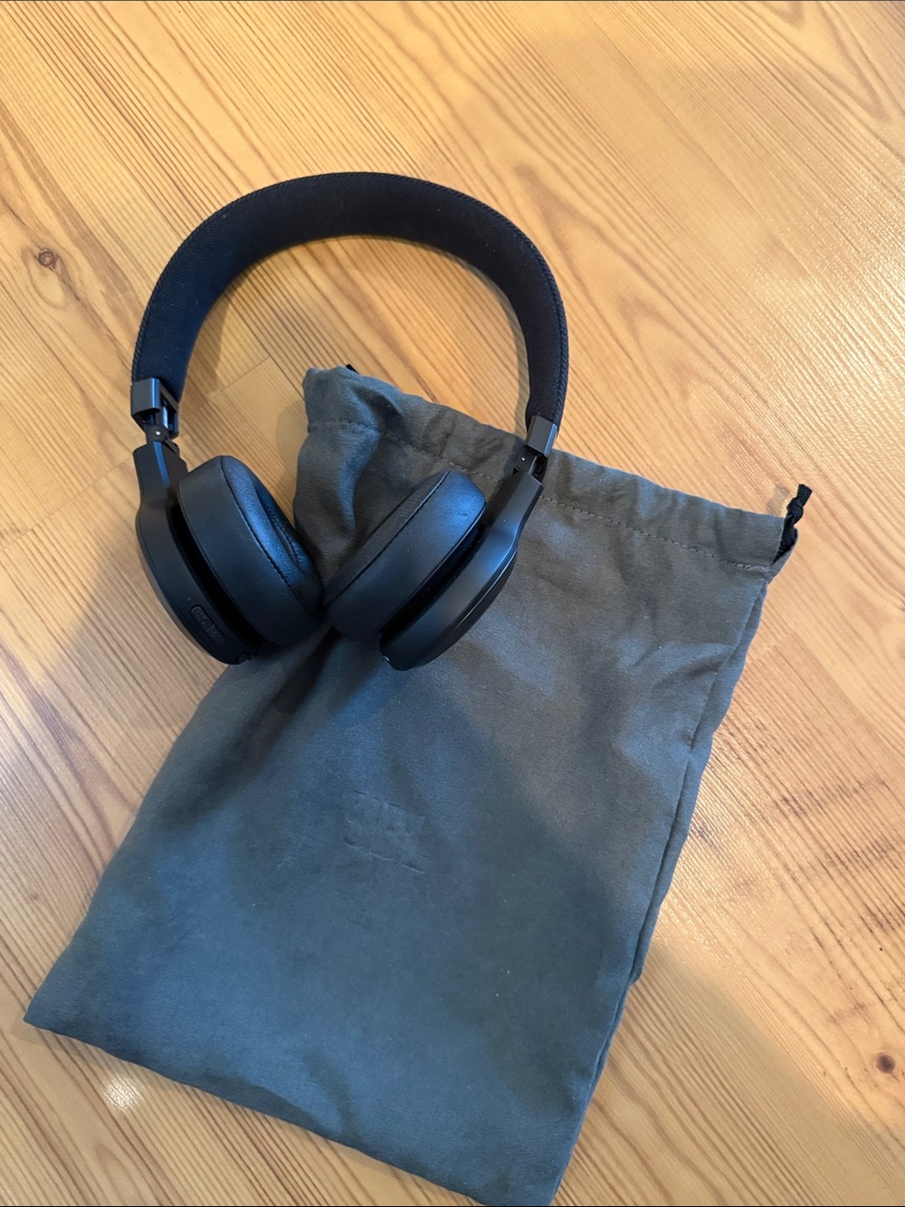JBL Live Black Wireless Over-Ear Headphones - Comfortable Design